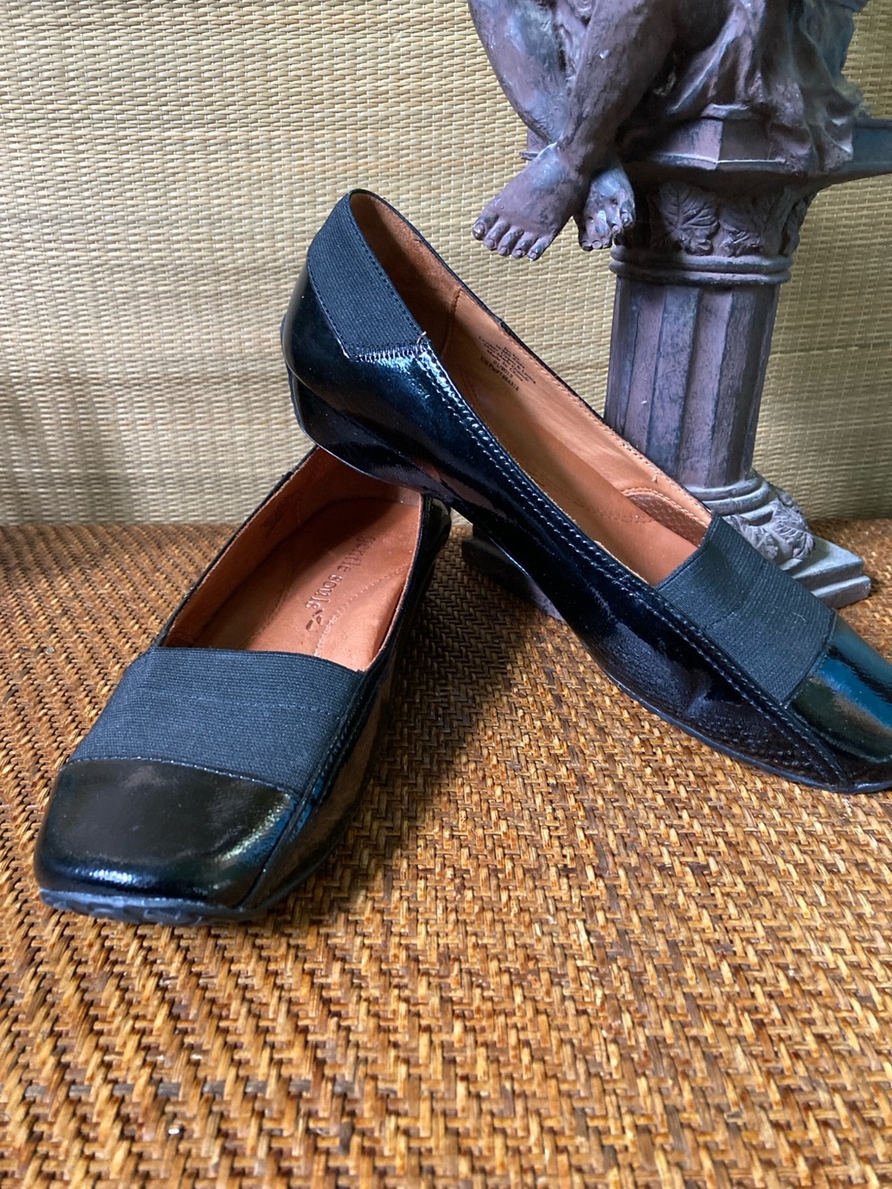Kenneth Cole Gentle Souls Size 8.5 black patent leather slip on shoes
